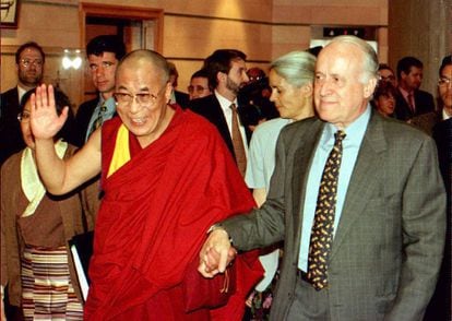 Xabier Arzalluz junto al Dalai Lama, el 16 de abril de 1997.