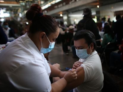 Una trabajadora de salud aplica la vacuna contra la covid-19 a un hombre en la Biblioteca Vasconcelos de Ciudad de México, en junio pasado.