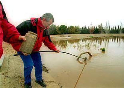 Técnicos de Salud Pública toman muestras de agua de la planta potabilizadora de L&#39;Ampolla.