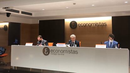 Los economistas del CGE durante la presentación del informe Atlas Concursal 2021 este martes.