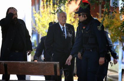 Antonio Tejero, golpista en el 23-F, llega al cementerio de Mingorrubio, en El Pardo, donde se han trasladado los restos de Franco.