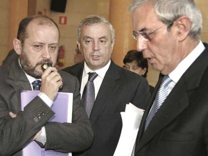 Ricardo Varela, Manuel Vázquez y Emilio Pérez Touriño, ayer en Santiago, al término del Consello de la Xunta.