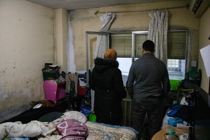 DVD 1032 (14-12-20) Reportaje sobre la falta de ahorro en los hogares españoles. Una familia en un piso de Móstoles, y apenas tienen recursos por lo que los cuatro (padre, madre, hijo de 3 años y bebé) tienen que dormir en una habitción (con las paredes llenas de humedades) porque no tienen dinero para más. Foto de Daniel Lara