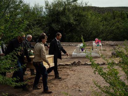 Familiares y amigos despiden a las víctimas de la comunidad mormona, en el norte de México.