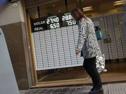 Frente de una casa de cambio de divisas en el centro de Buenos Aires, con el dólar a 28,80 pesos.