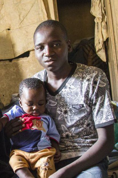 Ibrahim Mustafá con su hermano pequeño.