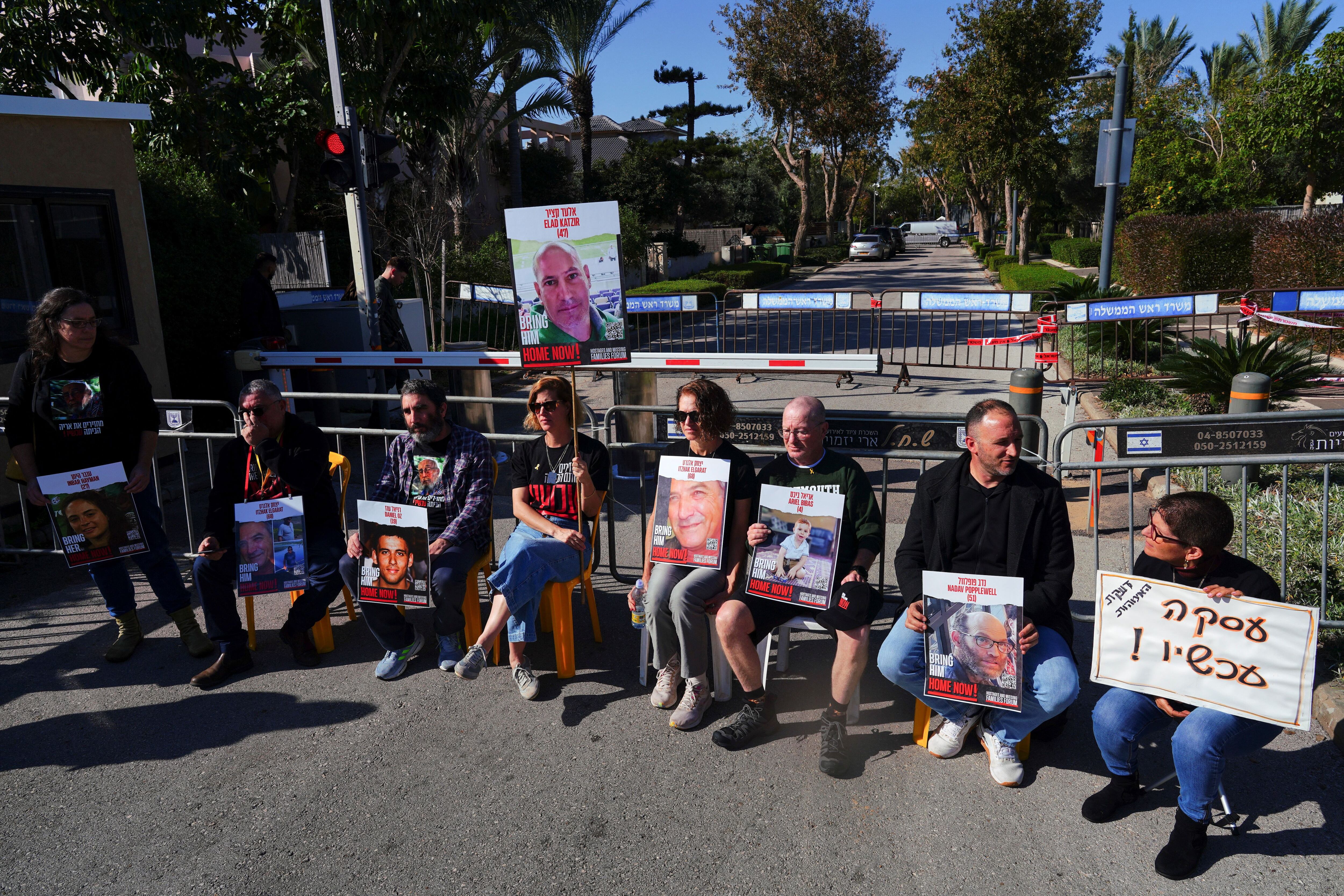 Familias de rehenes acampan frente al domicilio de Netanyahu para exigir la liberación