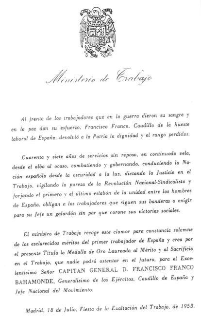 Documento de la concesión de la medalla al Mérito en el Trabajo a Franco.
