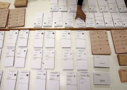 Colocación de las papeletas en un colegio electoral de Pamplona.