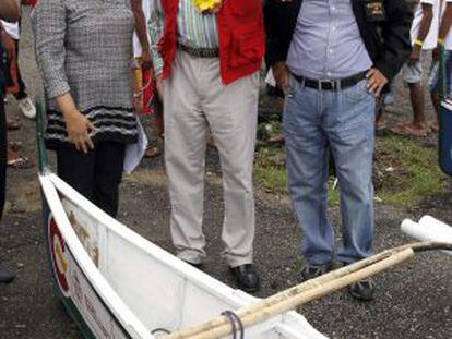 Garc&iacute;a-Margallo, durante la entrega por parte de la AECID de veinticinco barcos de pesca artesanal a los habitantes de Tacloban.