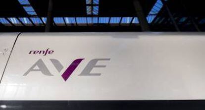 La nueva imagen corporativa de los trenes AVE en uno de sus trenes.