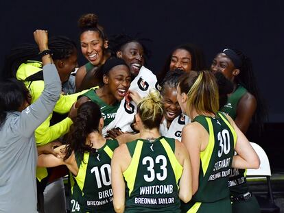 Las jugadoras del Seattle Storm celebran su victoria contra Los Angeles Sparks el pasado 4 de septiembre.