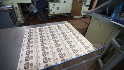 Mesa en la que se verifica la correcta impresión de una plana de billetes de 500 pesos en la fábrica de Banxico en la Ciudad de México