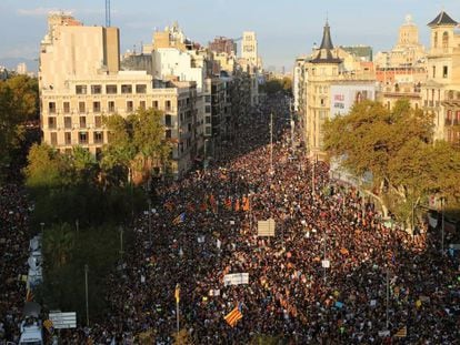 Concentración en la plaza Universitat durante la huelga general del 3 de octubre.