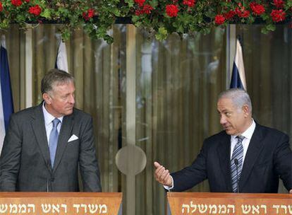 Los primeros ministros checo, Mirek Topolanek (izquierda), e israelí, Benjamín Netanyahu, en Jerusalén.