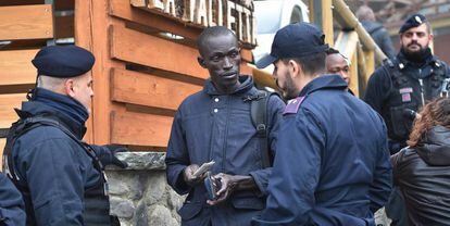 Agentes de policía italianos y franceses controlan el paso de inmigrantes en la frontera entre Italia y Francia, en Claviere, Italia, el 22 de octubre de 2018.