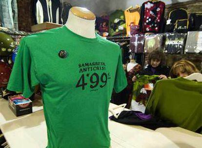 Una camiseta anticrisis, expuesta en una tienda del centro de Barcelona.