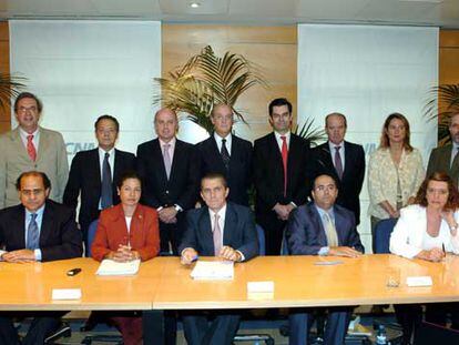 De pie, de izquierda a derecha, José Manuel Gómez de Miguel, Cándido Paz-Ares, Aldo Olcese, José María Garrido, Vicente Salas, Enrique Piñel, Carmen Tejera y Jesús Caínzos. Sentados, Joaquín de Fuentes, Pilar Blanco-Morales, Manuel Conthe, Javier Rodríguez Pellitero y Soledad Núñez, en la reunión del pasado viernes.