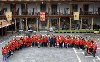 Los príncipes de Asturias posan con voluntarios de la Cruz Roja, premio de cooperación 2012, durante la audiencia en celebrada en el hotel Reconquista.