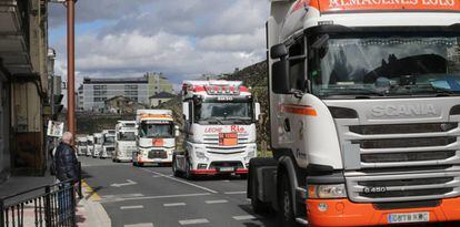 Varios camiones protestan en la huelga de transportes de marzo