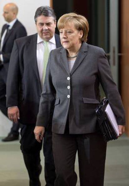 La canciller alemana, Angela Merkel (d), y el ministro de Economía y Energía, Sigmar Gabriel (Partido Socialdemócrata) a su llegada a una sesión de Gabinete en la Cancillería, en Berlín.