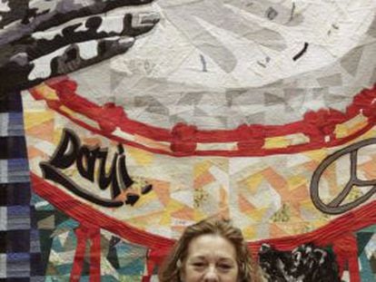 Pilar Manjón, ante el patchwork elaborado con la ropa de su hijo Daniel, fallecido en los atentados del 11-M.