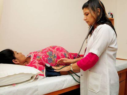 Una mujer embarazada por gestaci&oacute;n subrogada en India.