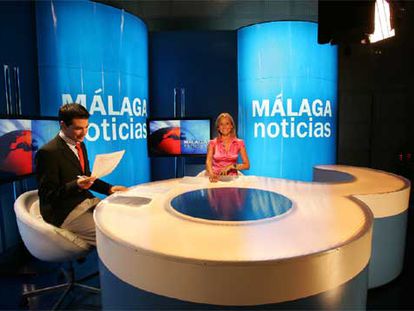 Dos presentadores de los informativos de Onda Azul, la televisión municipal de Málaga.