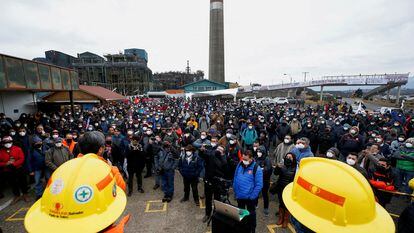 Trabajadores de la fundición de cobre Ventanas de Codelco participan en una manifestación para defender sus puestos de trabajo en junio de 2022.