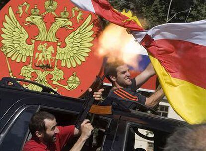 Separatistas surosetios celebran la decisión del Kremlin de reconocer la independencia de la región, ayer en Tskhinvali, capital de Osetia del Sur.