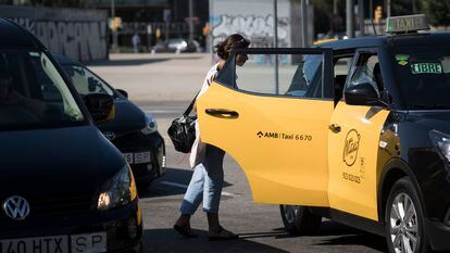 Una usuaria entra en un taxi en la estación de Sants. 

Foto: Gianluca Battista