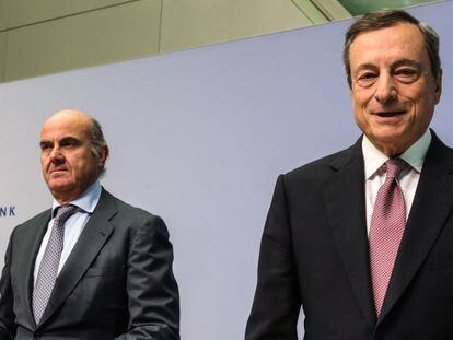 El presidente del Banco Central Europeo (BCE), Mario Draghi, junto al vicepresidente del BCE, Luis de Guindos.