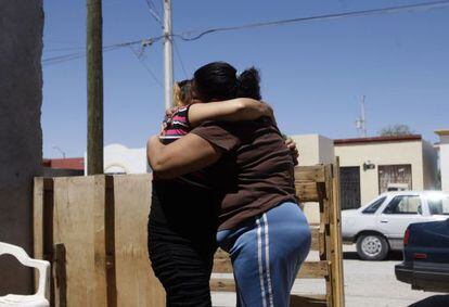 Dos mujeres se abrazan en el funeral de una joven de 17 a&ntilde;os, una de las cuatro mujeres asesinadas en Ciudad Ju&aacute;rez en los &uacute;ltimos d&iacute;as.