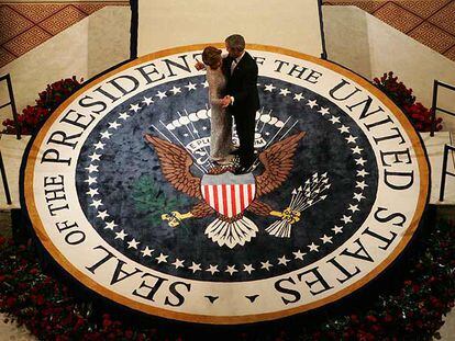 George W. Bush baila con su esposa, Laura, en 2005, en un acto de toma de posesión como presidente de EE UU.