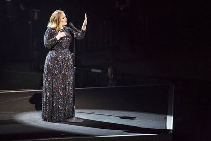 La cantant i compositora britànica Adele va triomfar ahir a la nit a Barcelona en un concert en què va commoure amb la seva poderosa veu i les seves emotives cançons a un públic que venia disposat a sentir el desamor i la malenconia de les seves lletres.