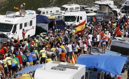Momento en el que el grupo de los favoritos, entre los que destaca el líder del Tour, Chris Froome, están a punto de coronar la cima del Tourmalet