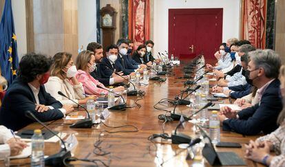 El presidente del PP, Pablo Casado, con la dirección de su grupo parlamentario y los responsables de las comisiones en el Congreso, el martes.