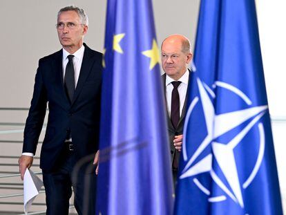 El canciller alemán, Olaf Scholz (derecha), junto al secretario general de la OTAN, Jens Stoltenberg, este lunes en Berlín.