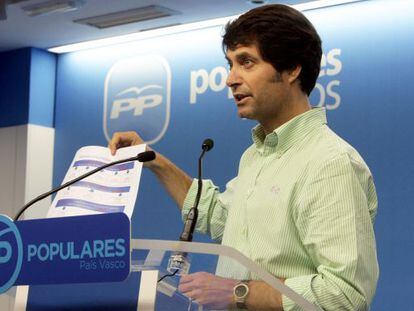 Javier Ruiz, secretario general del PP de Bizkaia, muestra un cuadro con las empresas de la familia Atutxa que se adjudicaron contratos p&uacute;blicos.