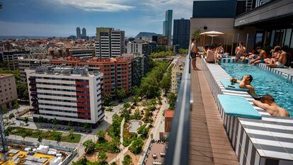 Piscina del hotel The Social Hub, en el barrio del Poblenou de Barcelona, en verano pasado.