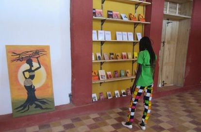 Libros en uno de los edificios del centro cultural Aminata, en Gandiol.