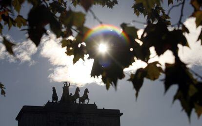 Imagen del dintel del Arco de la Victoria, en el distrito de Moncloa. 