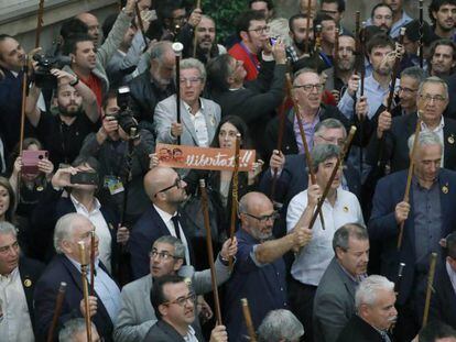 Alcaldes de diferents localitats de Catalunya mostren la seva alegria després d'aprovar-se en el ple la declaració d'independència.