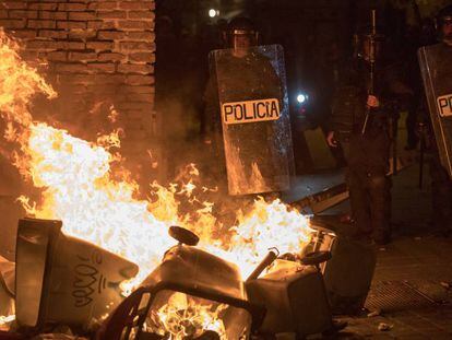 Policías antidisturbios en el barrio de Lavapiés de Madrid
