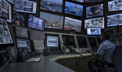 Un guardia de seguridad observa las pantallas de una sala de control.