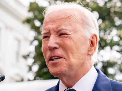 Joe Biden, este miércoles al salir de la Casa Blanca, con las marcas visibles en la cara de las cintas de la máquina para respirar.