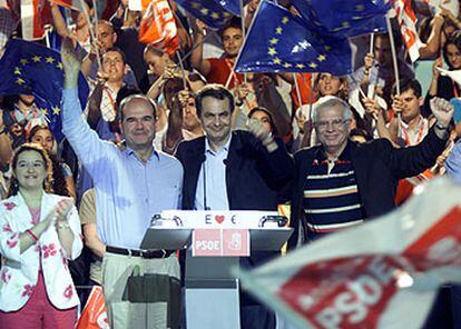 De izquierda a derecha, Manuel Chaves, José Luis Rodríguez Zapatero y José Borrell, en Sevilla.