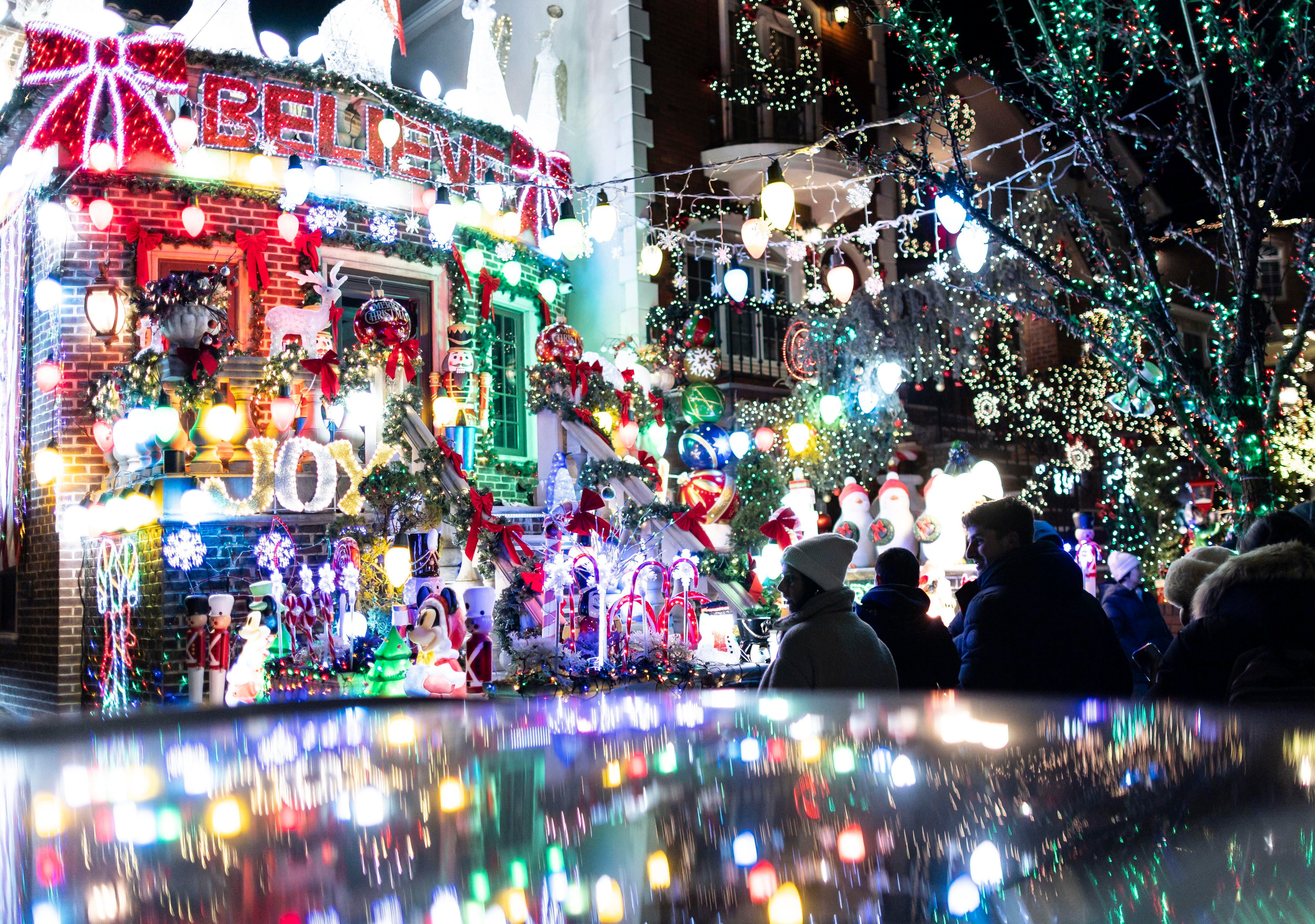 El barrio de Dyker Heights, en Brooklyn, es famoso por la iluminación navideña de sus viviendas, una tradición que se remonta a 1986 y que fue iniciada por una vecina, Lucy Spata.