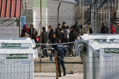 Migrantes en el centro de detenci&oacute;n de Filakia, en Grecia, el pasado s&aacute;bado.