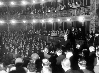 Melquíades Álvarez, durante un discurso en un teatro en fecha indeterminada.